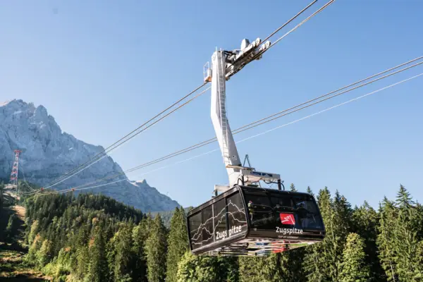 Die Zugspitze als Sehenswürdigkeit in Garmisch-Partenkirchen mit der Zugspitzbahn, die auf den Berg führt.