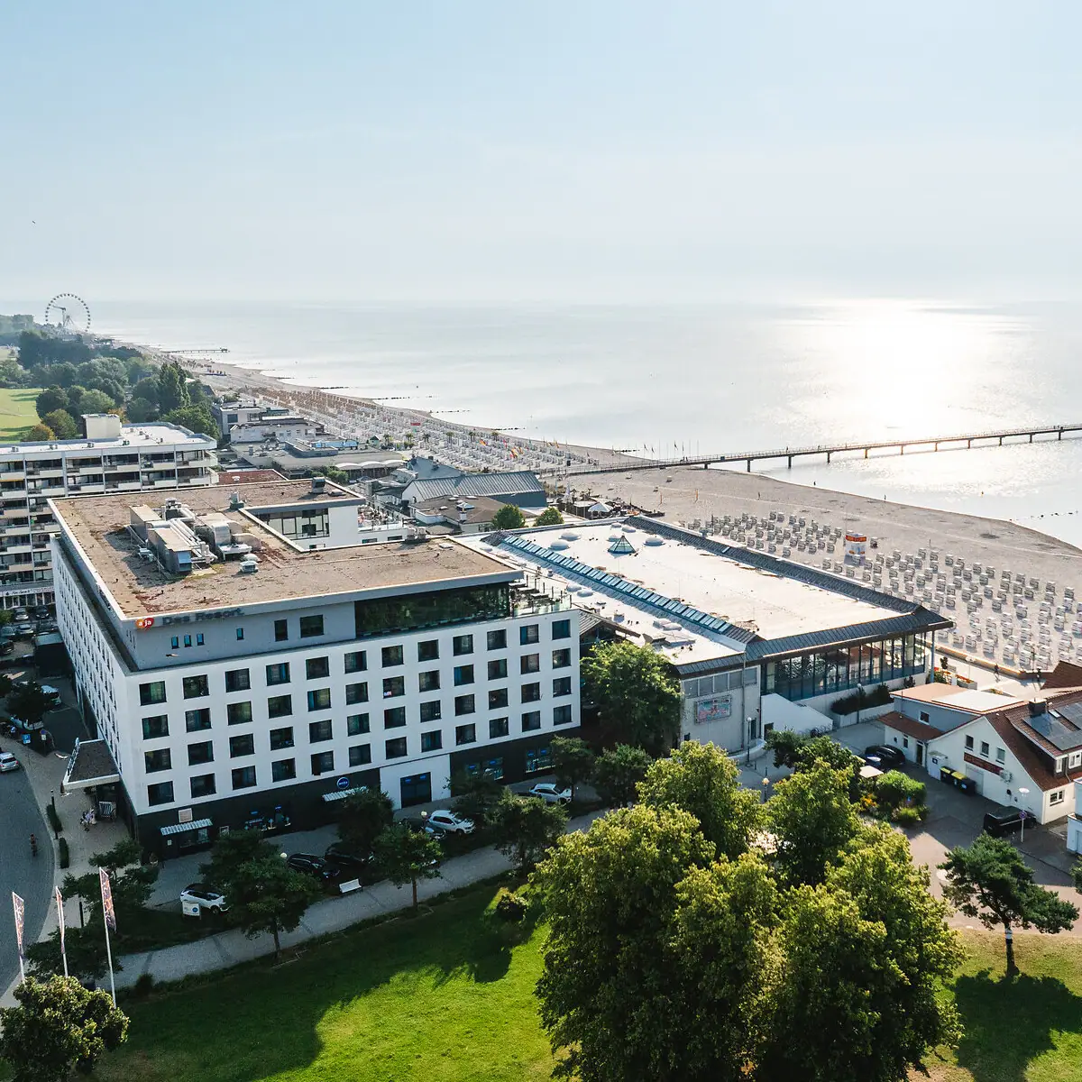 Ein Gebäude neben einem Gewässer unter freiem Himmel.