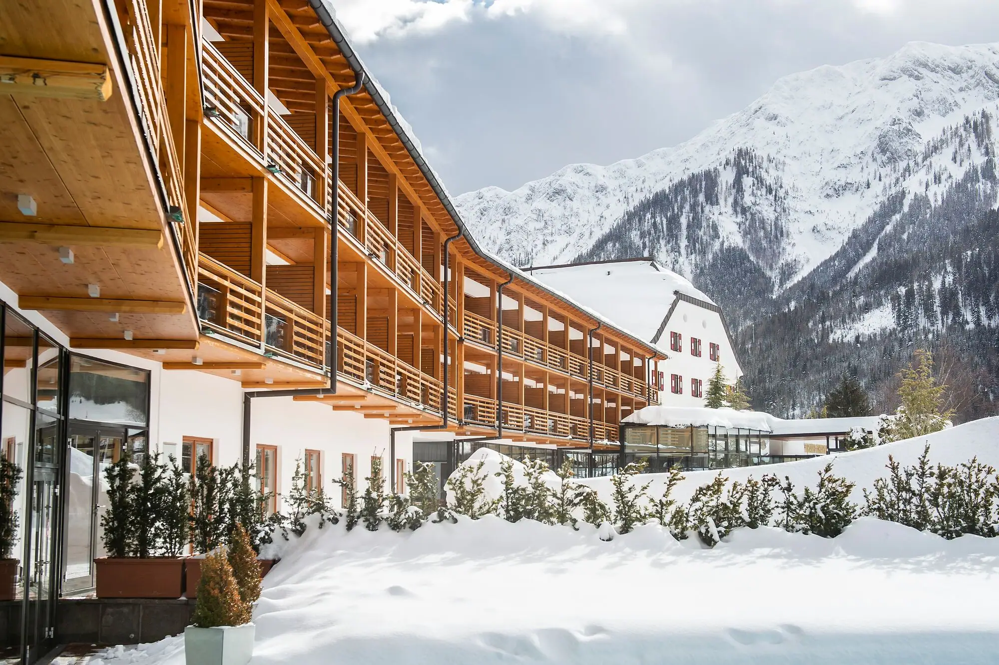 Ein Gebäude mit vielen Balkonen und Schnee.