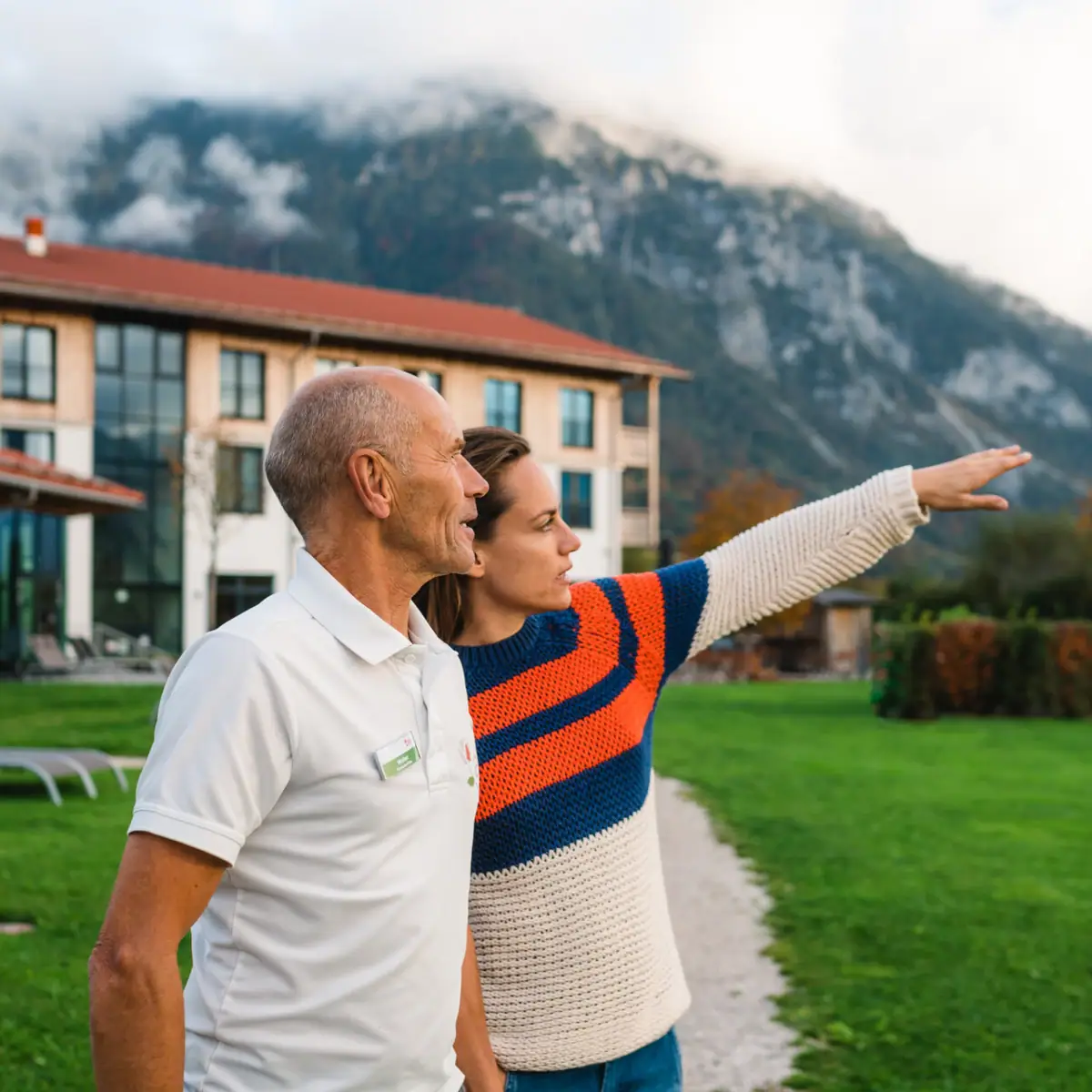 Ein Mann und eine Frau stehen draußen auf einer Wiese.