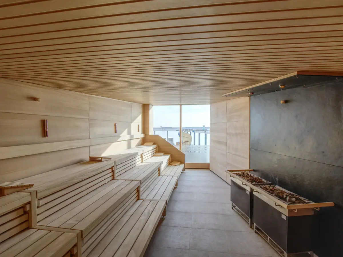 Ein Raum mit Holzbänken und einem Kamin.