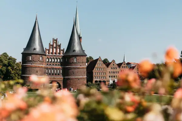 Ein Gebäude mit Türmen und einem Rasen im Hintergrund.