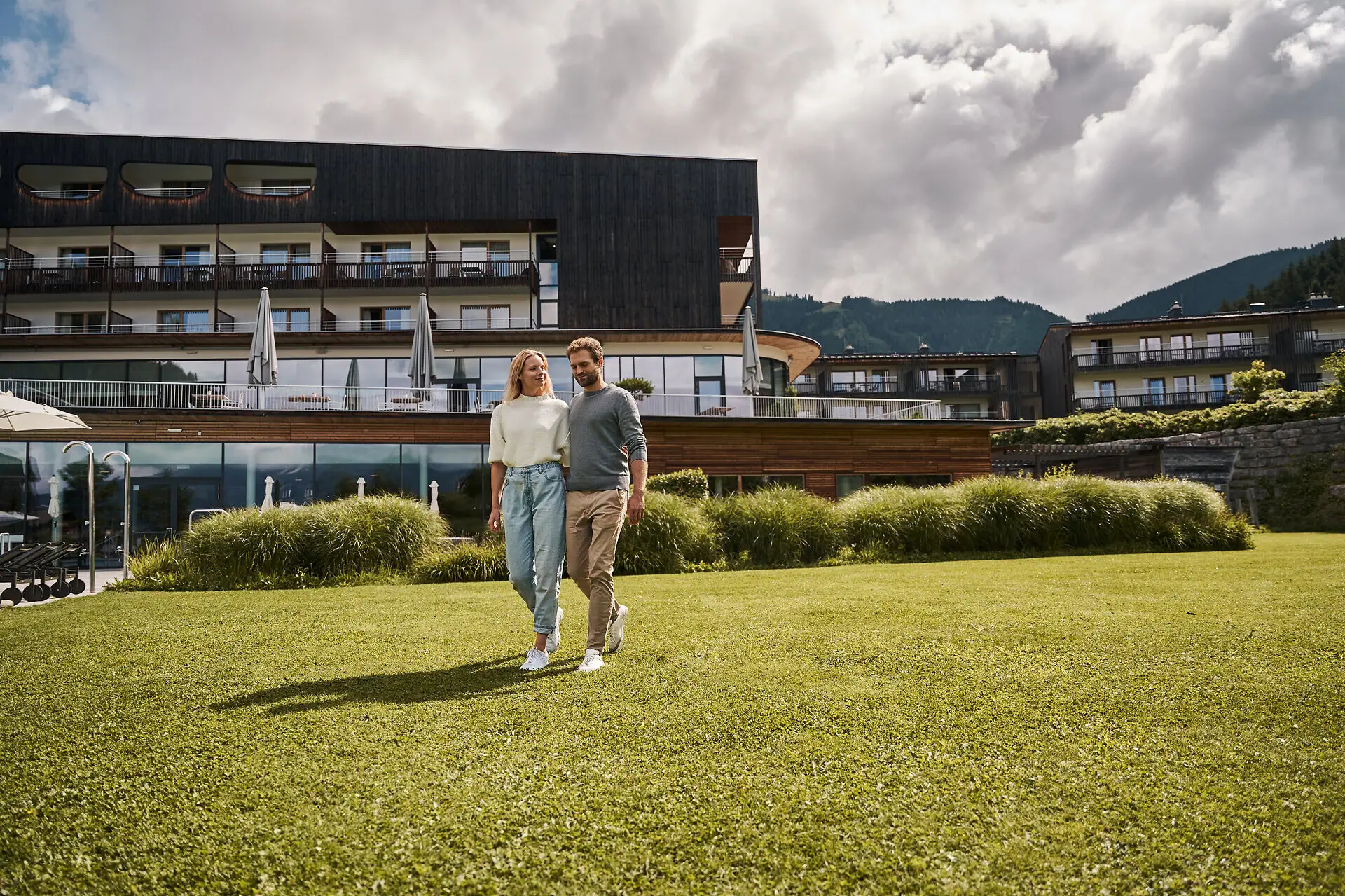 Ein Mann und eine Frau gehen auf einem Rasen.