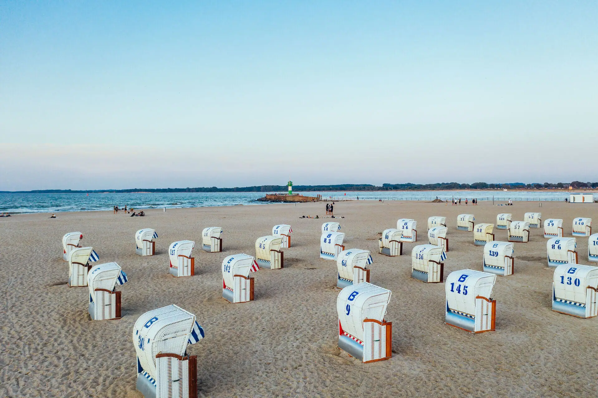 Viele Strandkörbe stehen am Sandstrand von Travemünde.