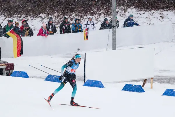 Eine Person beim Skifahren im Schnee.