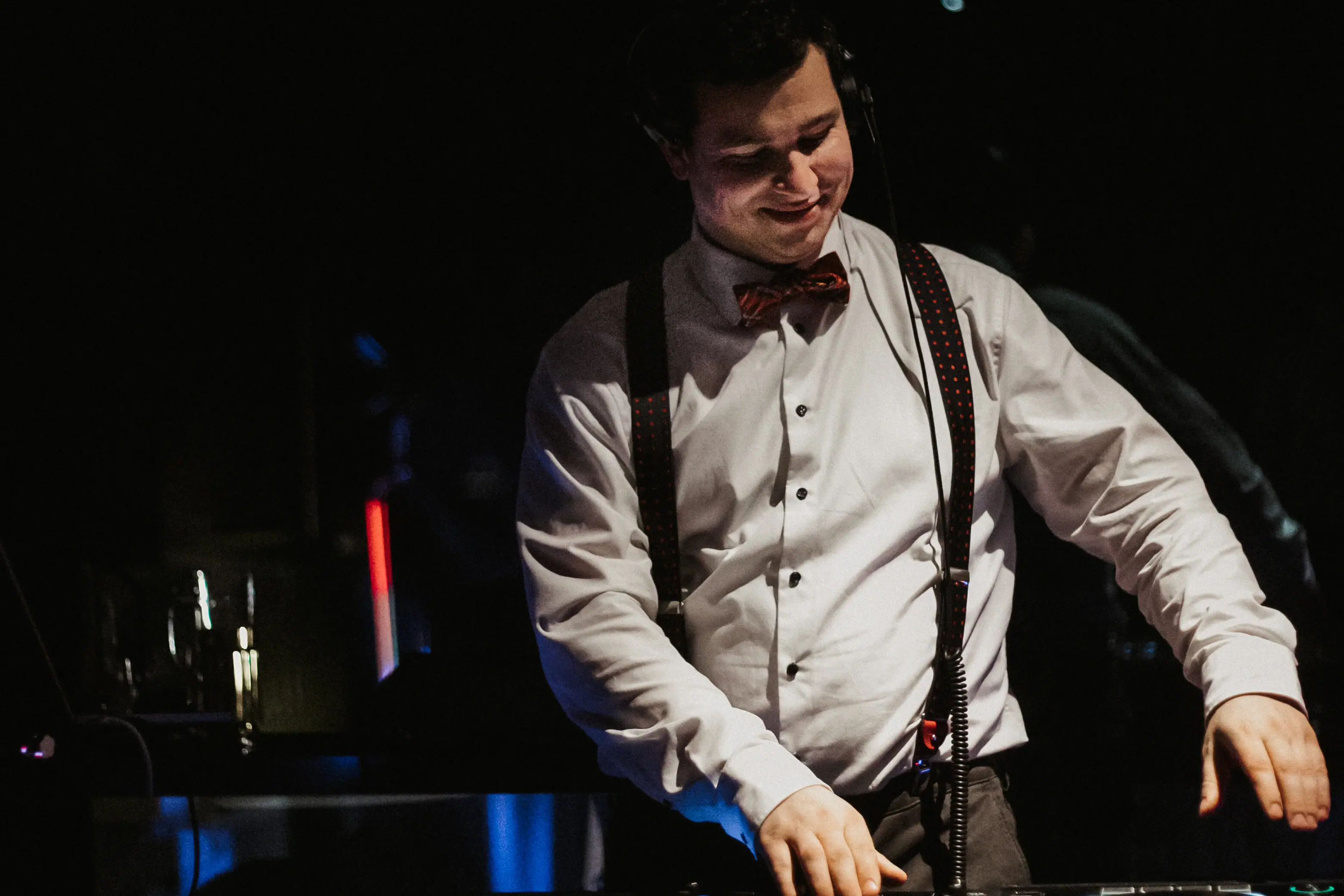 Ein Mann trägt eine Fliege und Kopfhörer.