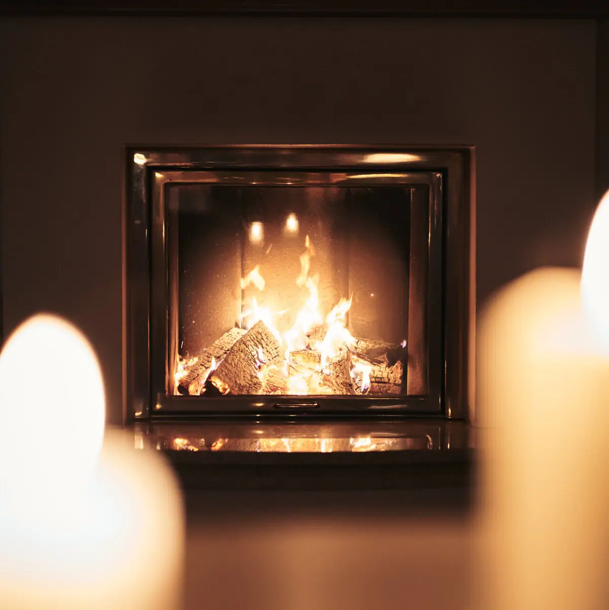 Kamin Ein brennendes Feuer in einem Kamin.