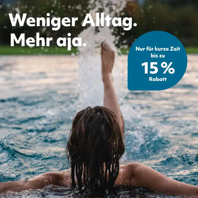 Weniger Alltag. Mehr aja. Frau schwimmt im Wasser