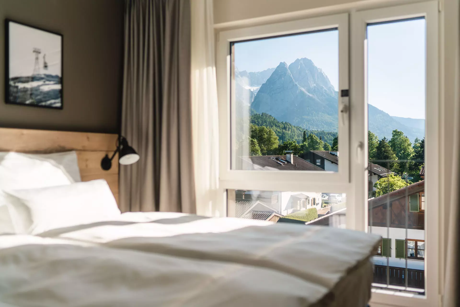 Schlafzimmer mit Fenster und Blick auf die Berge