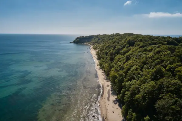 Rügen Eine Luftaufnahme von Rügen und der Ostseeküste.
