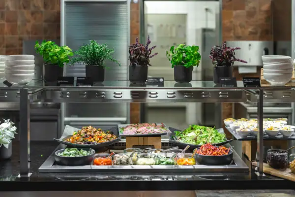 Lebensmittel auf einem Regal im Innenbereich.