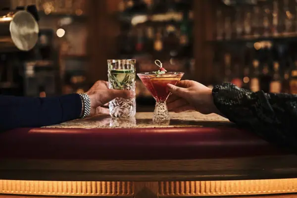 Cocktails Zwei Personen halten alkoholische Getränke.