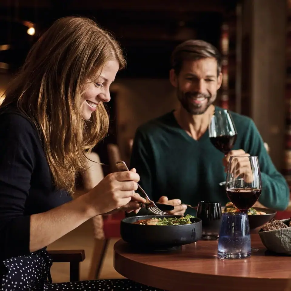 Ein Mann und eine Frau essen an einem Tisch.