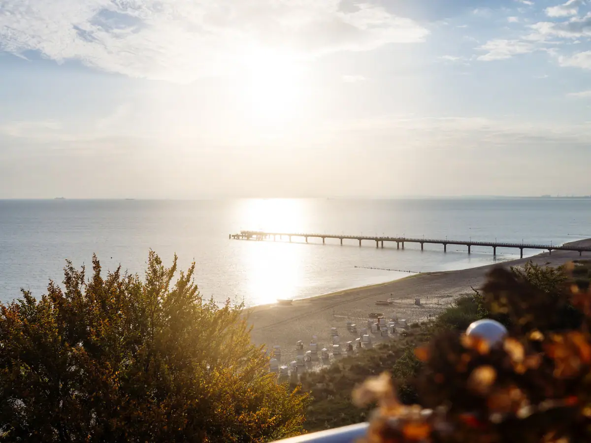 Seebrücke Bansin Ein Pier an einem Strand bei Morgenlicht.