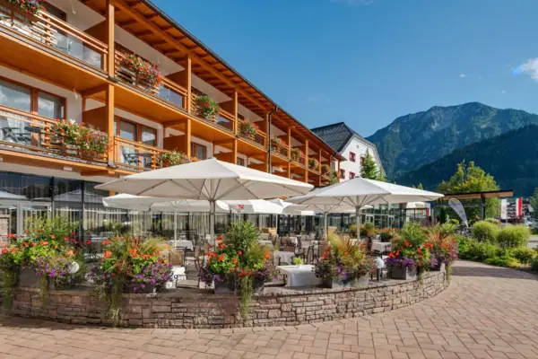 Terrasse Ein Gebäude mit Terrasse und Sonnenschirmen.