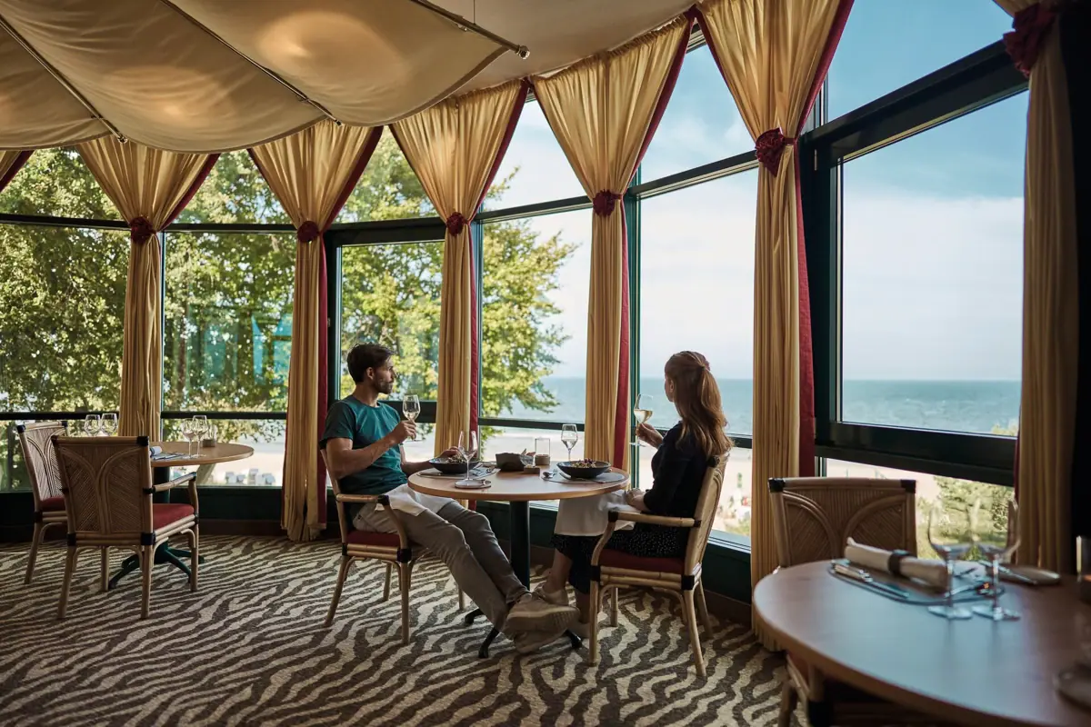 Ein Mann und eine Frau sitzen an einem Tisch mit Getränken.