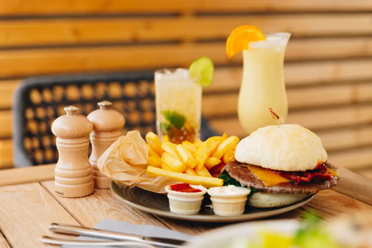 Burger Ein Teller mit Fast Food auf einem Tisch.