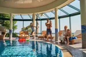 Eine Gruppe von Menschen an einem Schwimmbecken.