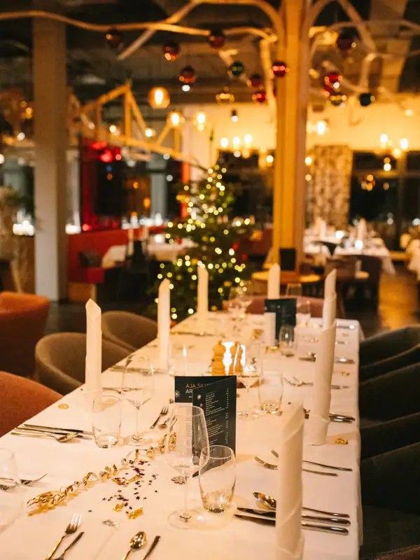 Ein Tisch mit einem Set aus Gläsern und Kerzen festlich gedeckt.