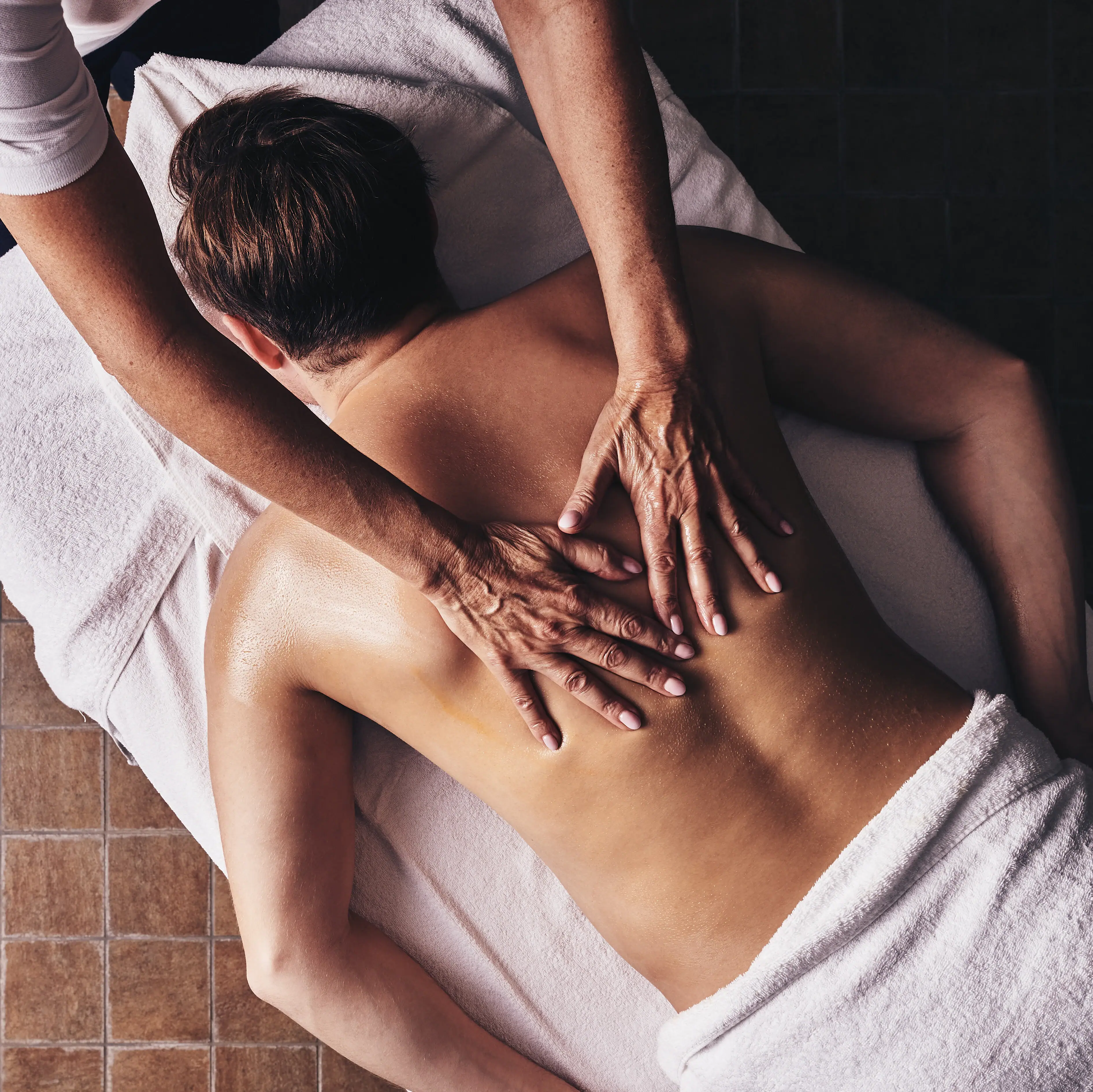 Massage Eine Person erhält eine Rückenmassage.