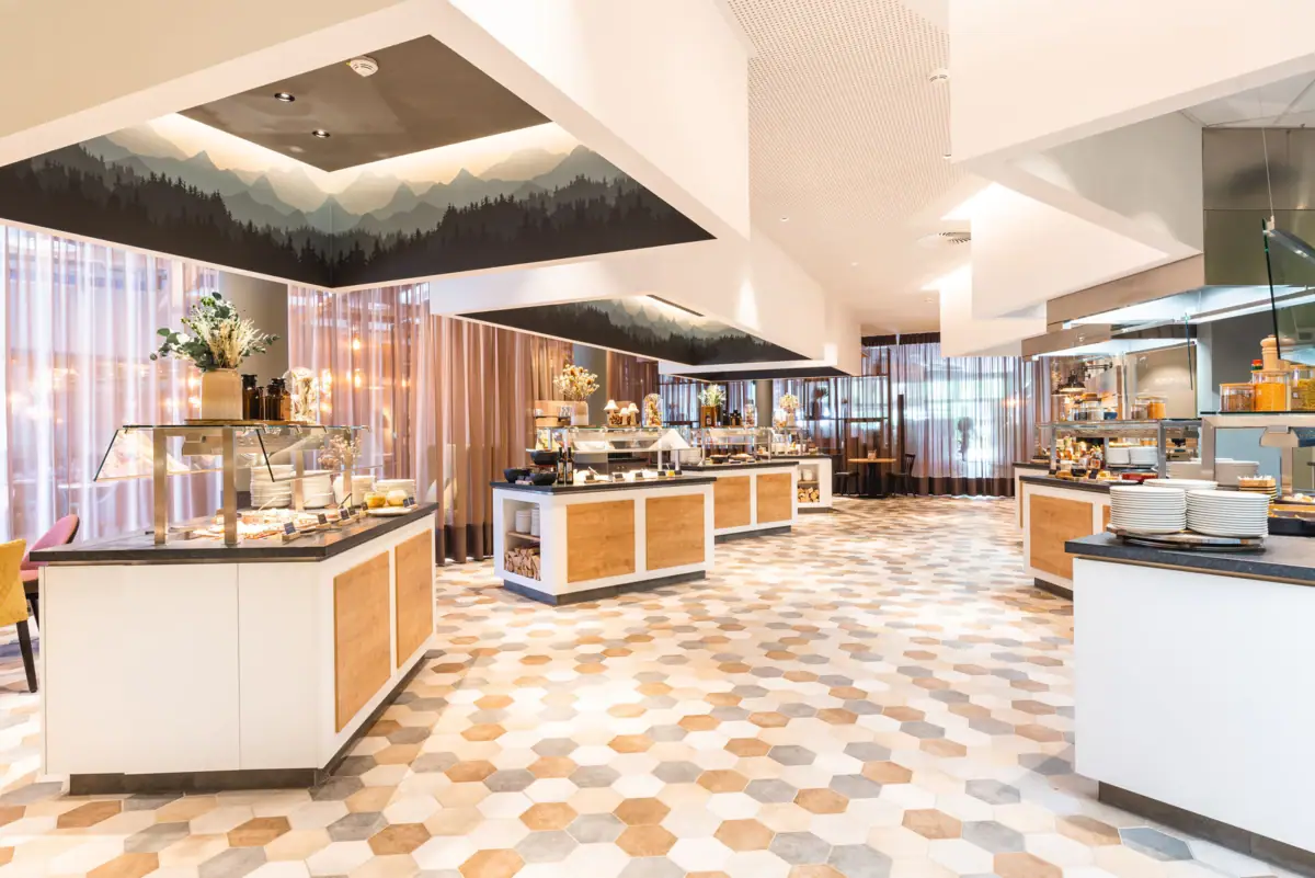 Buffetstation Buffet in einem Hotel mit eleganter Innenausstattung und modernen Küchenmöbeln.
