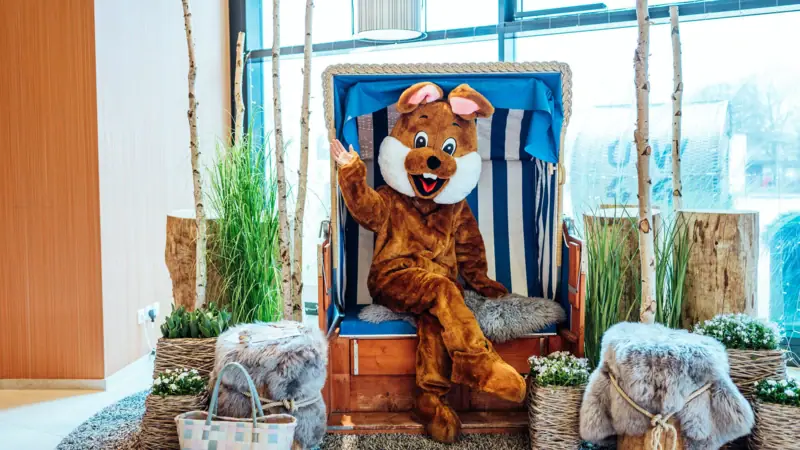 Eine Person in einem Kleidungsstück sitzt auf einem Stuhl.