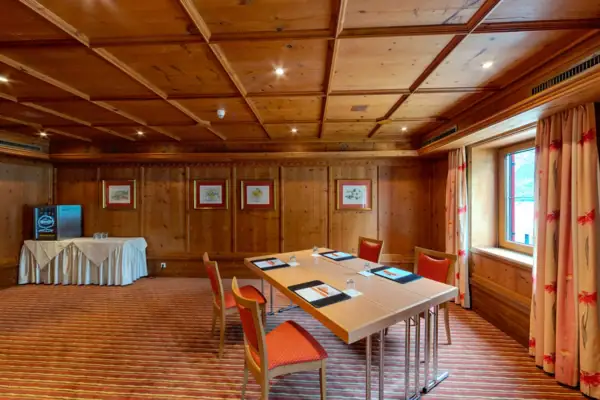 Tagungsraum mit einem Tisch und vier Stühlen.