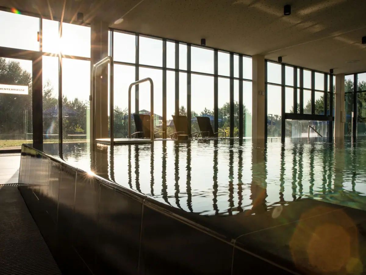 Ein Innenpool mit einem großen Fenster.