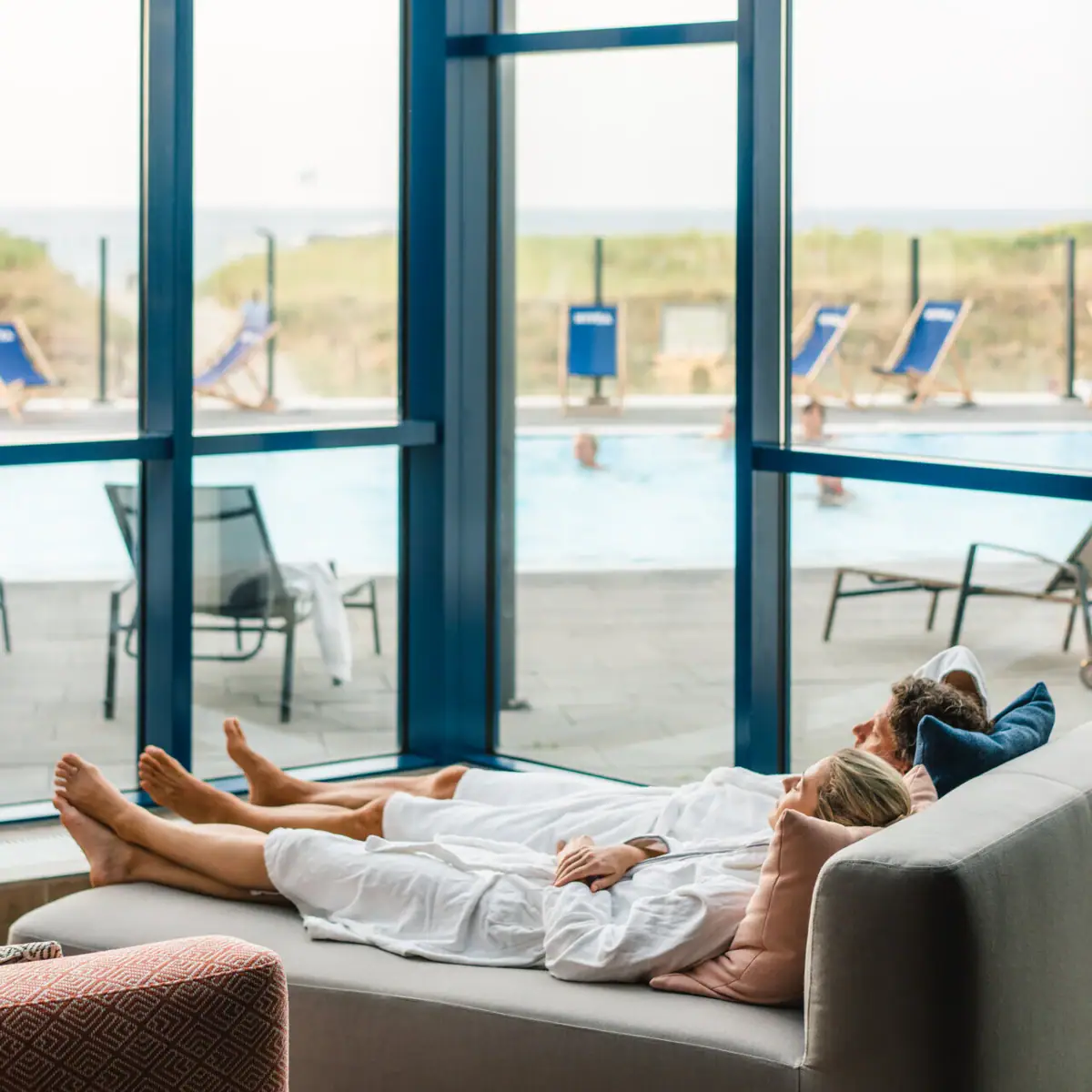 Wellnessbereich aja Warnemünde Ein Paar liegt auf einem Sofa im Wellnessbereich.