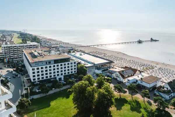 Ein Gebäude neben einem Gewässer.