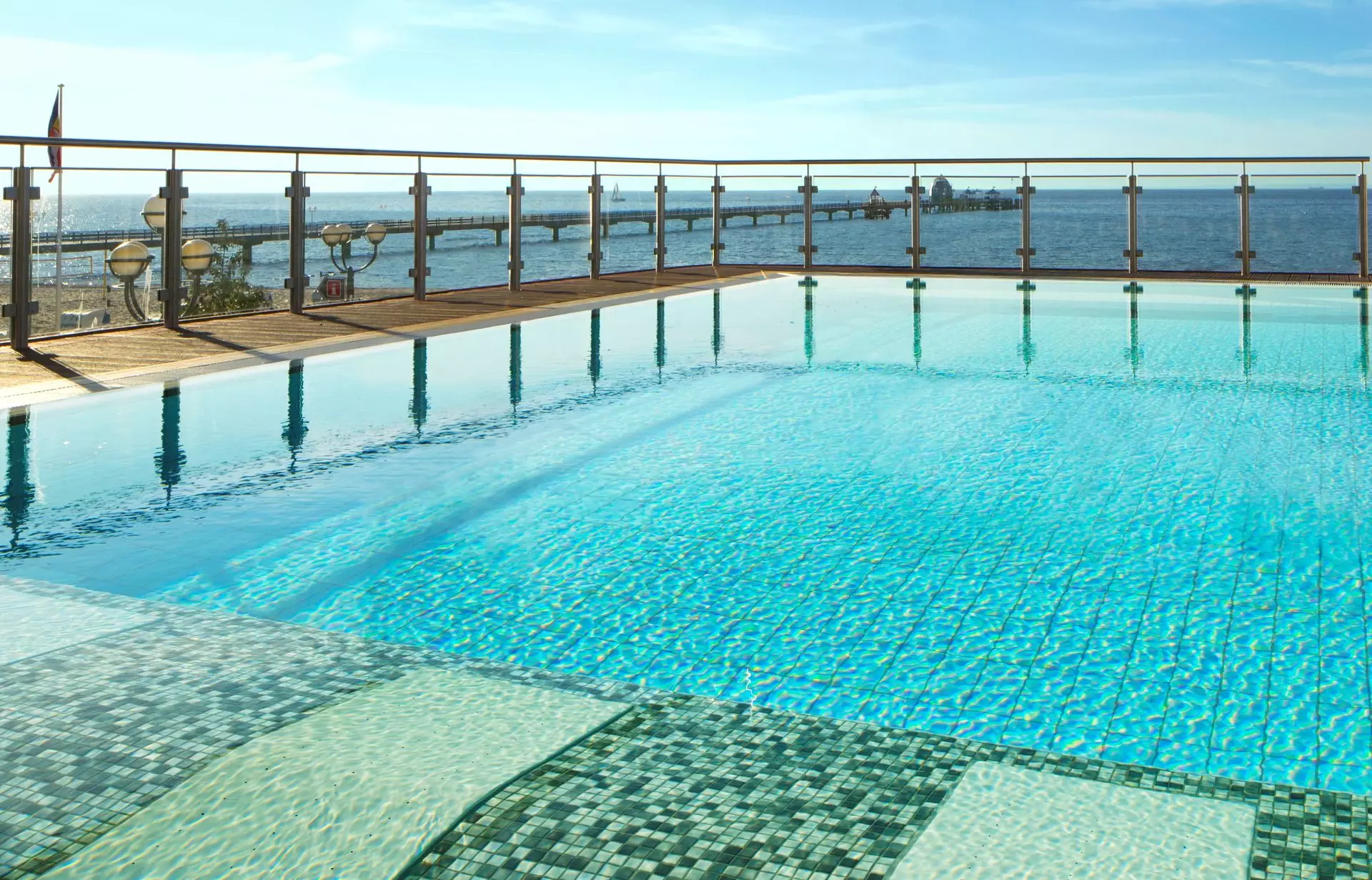 Ein Pool mit Geländer an der Seite.