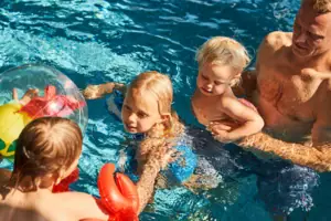 Eine Gruppe von Kindern im Schwimmbad.