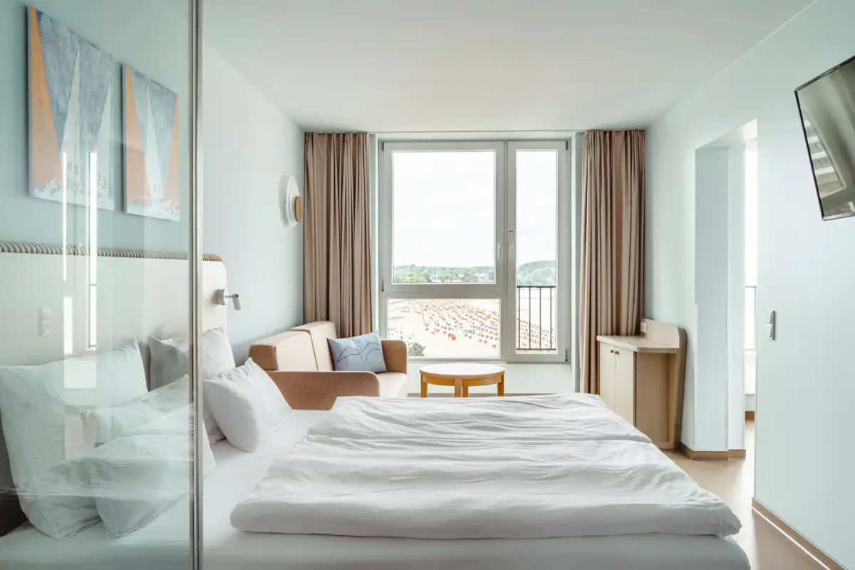 Ein Zimmer mit einem Bett, einem Stuhl und einem Tisch.