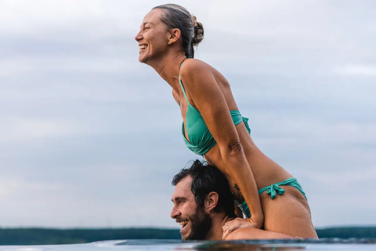 Ein Mann und eine Frau im Pool.