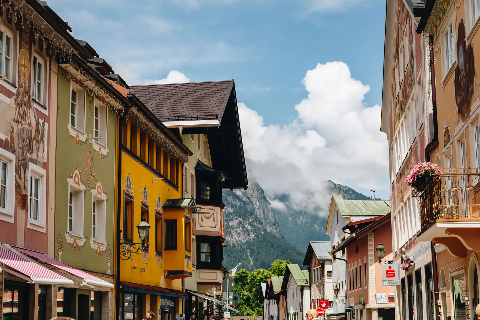 Garmisch-Partenkirchen Straße mit Gebäuden und Bergen im Hintergrund.