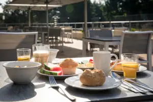 Ein Tisch mit verschiedenen Speisen und Geschirr.