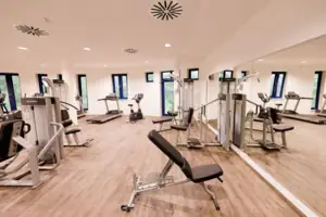 Ein Raum mit Fitnessgeräten.