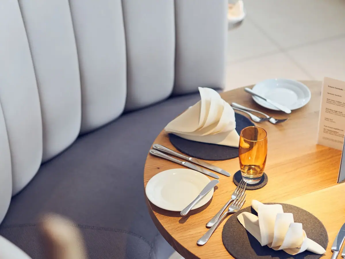 Restauranttisch Ein Tisch mit Tellern und Besteck.