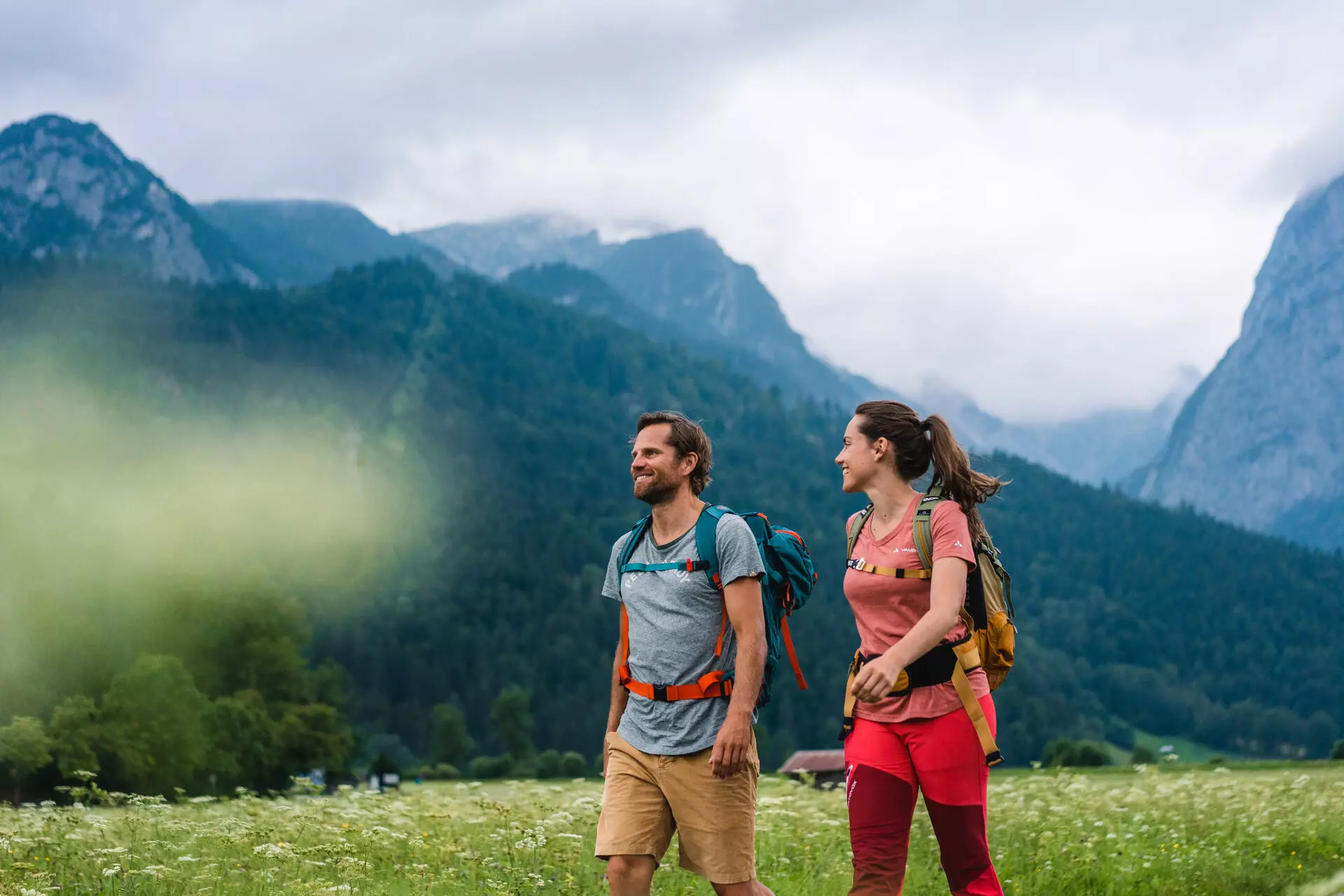 Ein Mann und eine Frau wandern auf einem Feld.