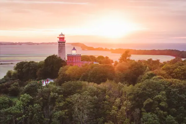 Ein Leuchtturm inmitten eines Waldes.