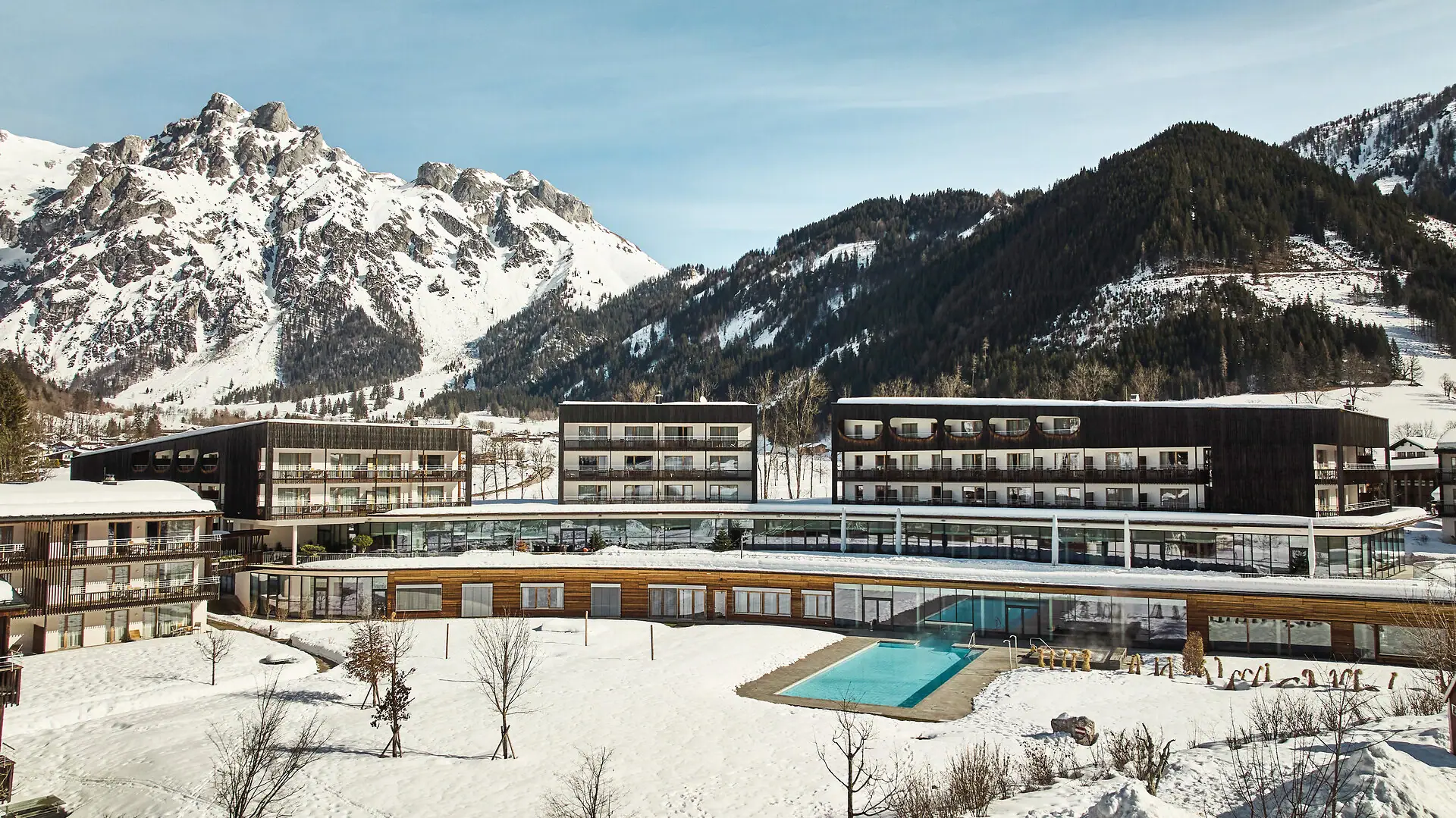 Ein Gebäude mit einem Pool im Schnee.