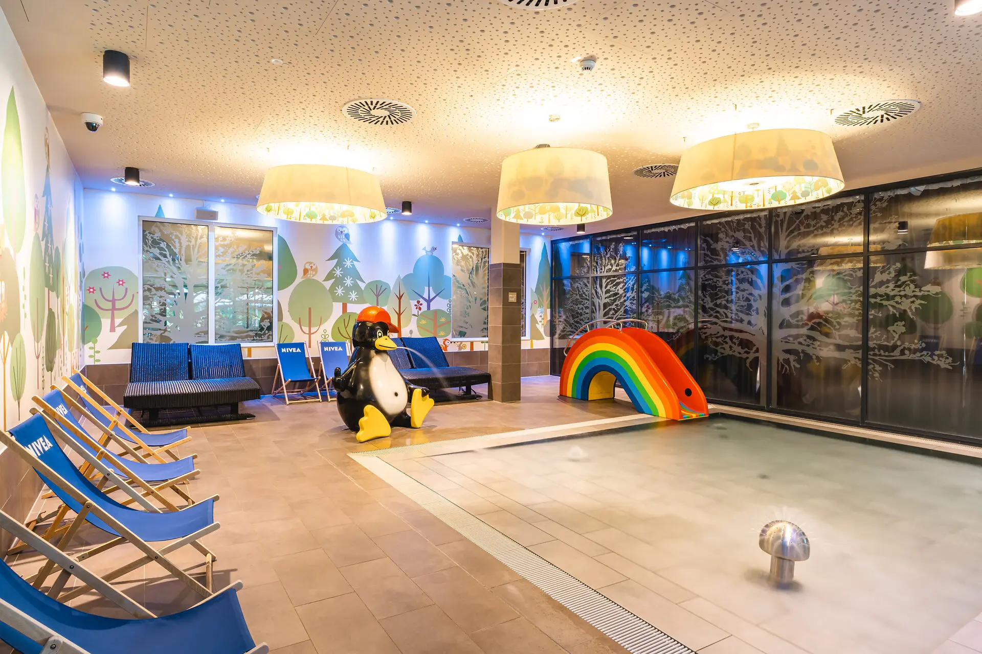 Ein Pool mit einem Pinguin und einem Regenbogen darin.