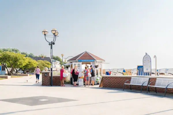 Eine Gruppe von Menschen steht vor einem Gebäude.