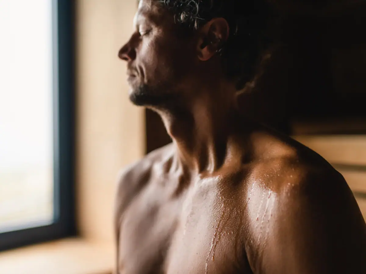 Ein Mann mit nassem Haar.
