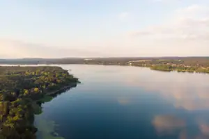 Scharmützelsee Ein See mit Bäumen darum herum.
