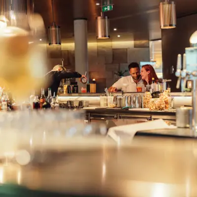 Bar Ein Mann und eine Frau an einer Bar.