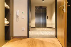 Behindertenfreundliches Zimmer Ein Aufzug mit einer Aufzugstür in einem Innenraum.