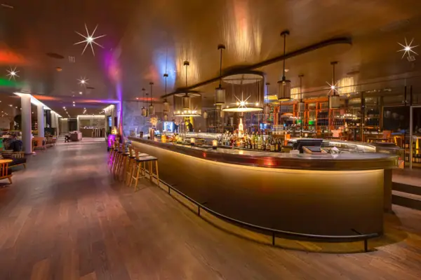 Eine Bar mit Tresen und Hockern.