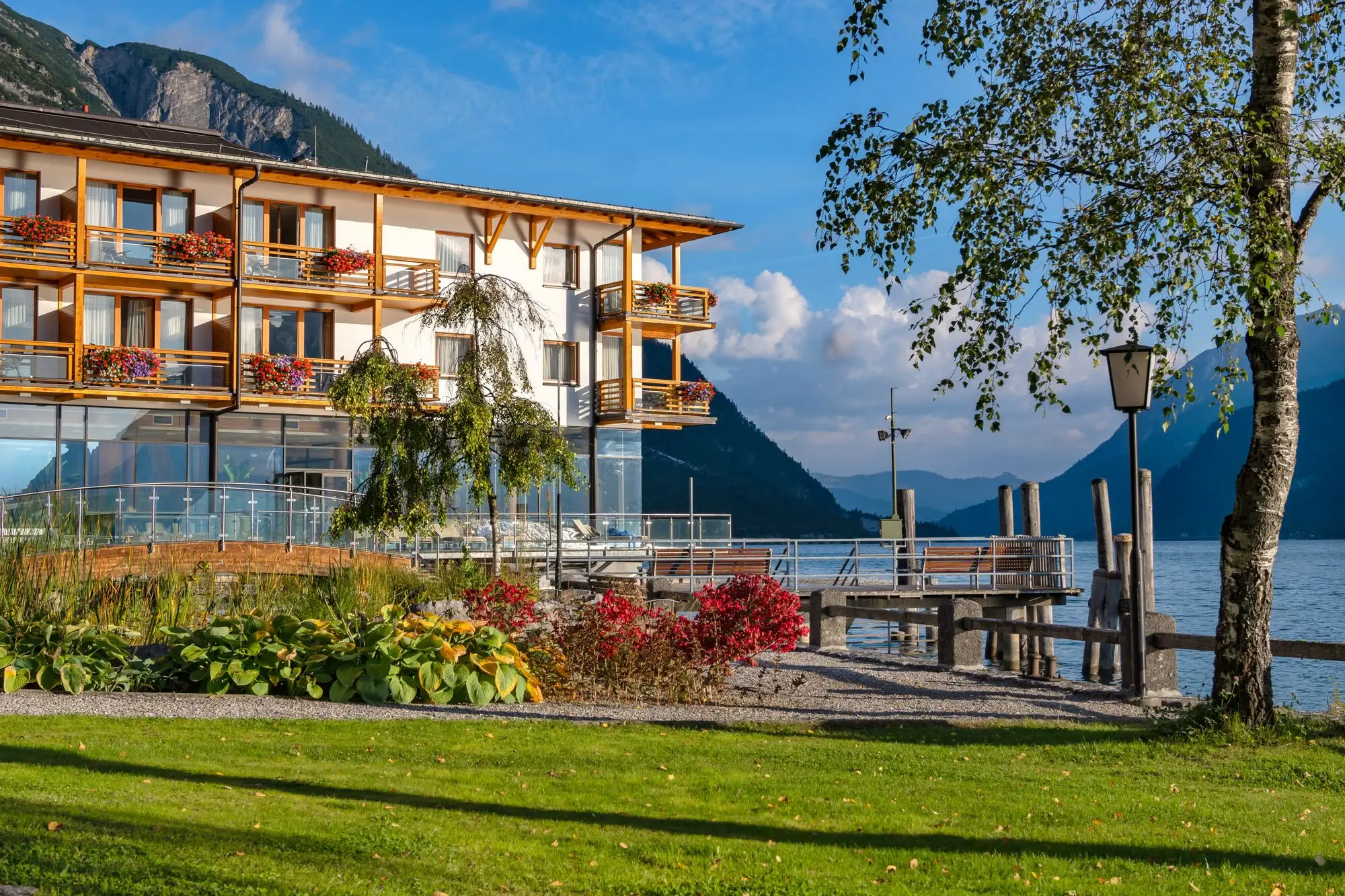 aja Fürstenhaus am Achensee mit Bergen im Hintergrund.