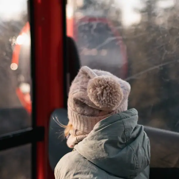 Ein Kind schaut aus einem Fenster.